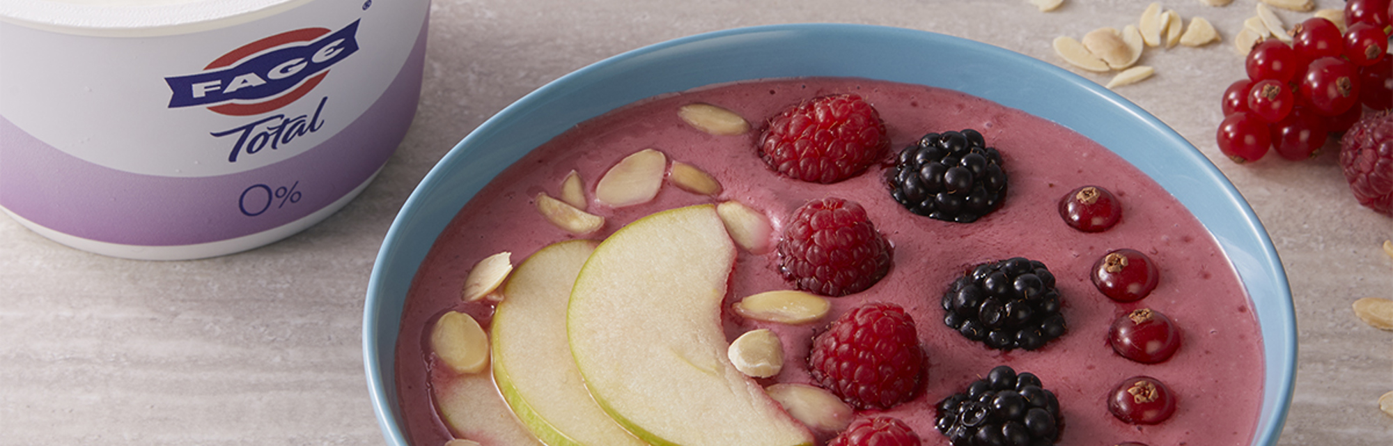 How to prepare a berry smoothie with yoghurt